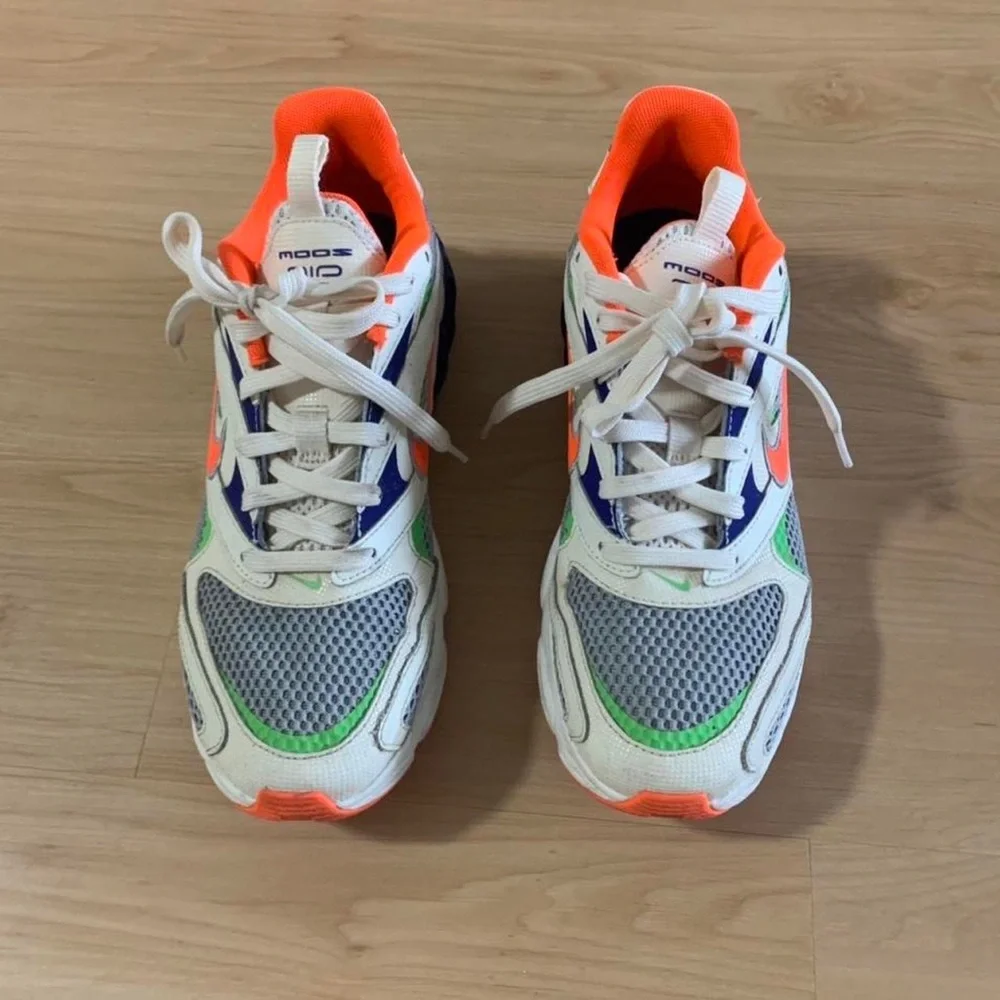 NIKE SNEAKERS - PERFECT CONDITION - Picture 2 of 4